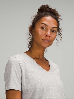 Lululemon /// Women’s Love Tee Short Sleeve V-Neck T-Shirt - Size 4